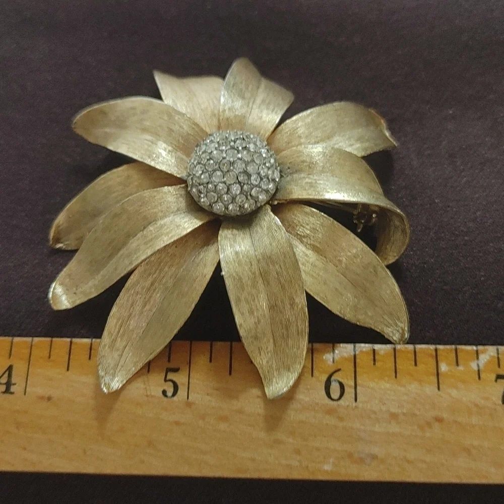 Marvella VTG Gold Daisy Brooch with Rhinestones